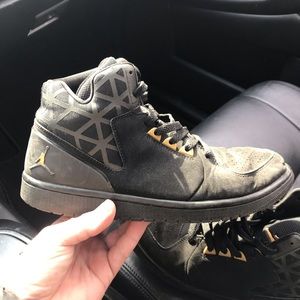 Jordan sneakers so. 9.5 MENS